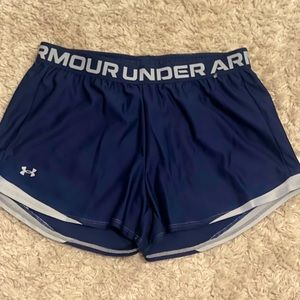 Women size m underarmour shorts